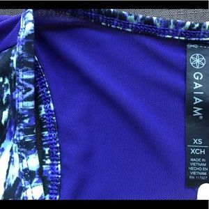 Gaiam workout tank top w/shelf bra. Like new!!! XS